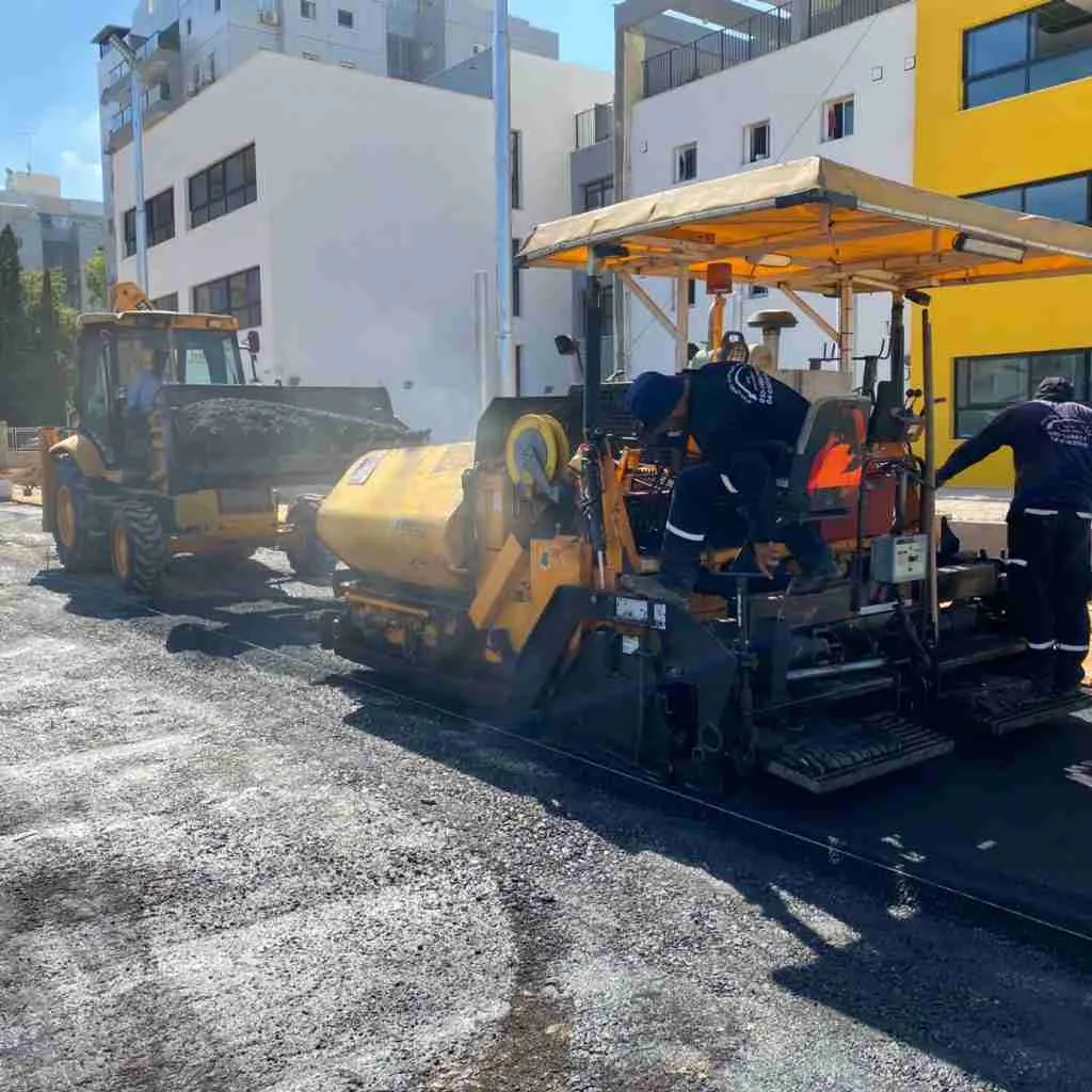 תיקון סדקים בכביש